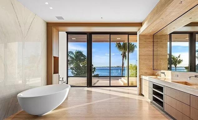 Vừa chuyển đến biệt thự 2000 tỷ đã làm hàng xóm sôi máu, cơ ngơi mới của vợ chồng David Beckham hiếu kỳ mức nào?-10