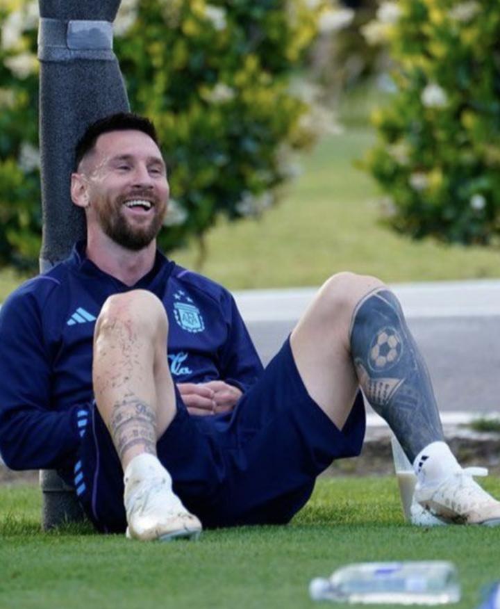 Hé lộ 3 cậu bé có đặc quyền chê bai, dạy Messi cách đá bóng-3