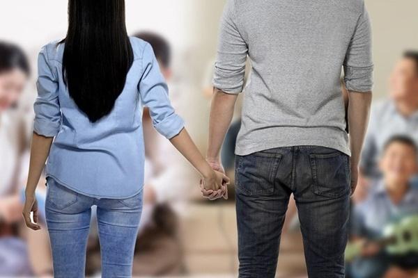 Con tôi bị tẩy chay vì mẹ phản đối đóng tiền chụp ảnh kỷ yếu ở phim trường-2