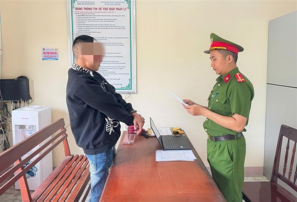 Bắt thanh niên làm chuyện người lớn với 2 chị em sinh đôi 15 tuổi-1