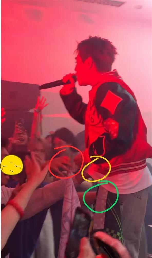 Clip: 1 Anh Trai bị khán giả cưỡng hôn gây phẫn nộ-2