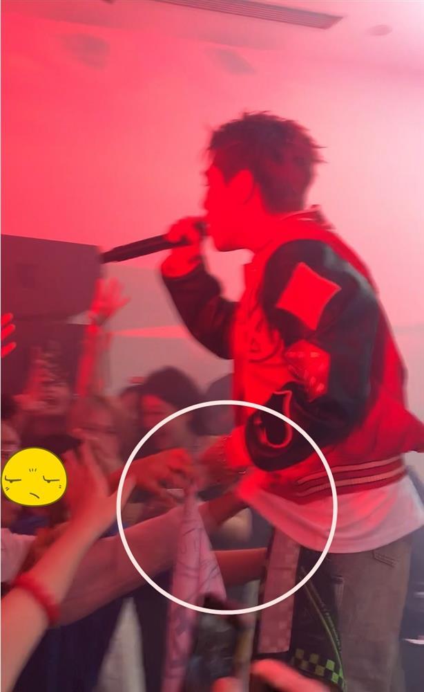 Clip: 1 Anh Trai bị khán giả cưỡng hôn gây phẫn nộ-3