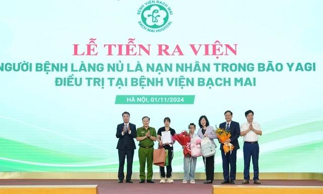 Bé gái Làng Nủ xuất viện-1