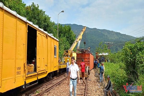 Hiện trường vụ tàu hàng bị trật bánh khi qua đèo Hải Vân-1