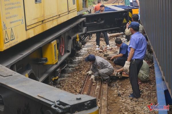 Hiện trường vụ tàu hàng bị trật bánh khi qua đèo Hải Vân-5