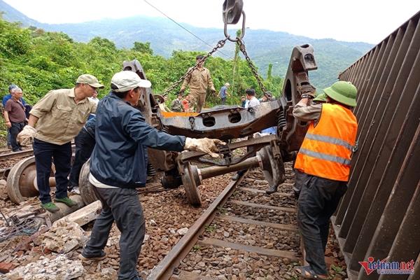 Hiện trường vụ tàu hàng bị trật bánh khi qua đèo Hải Vân-7