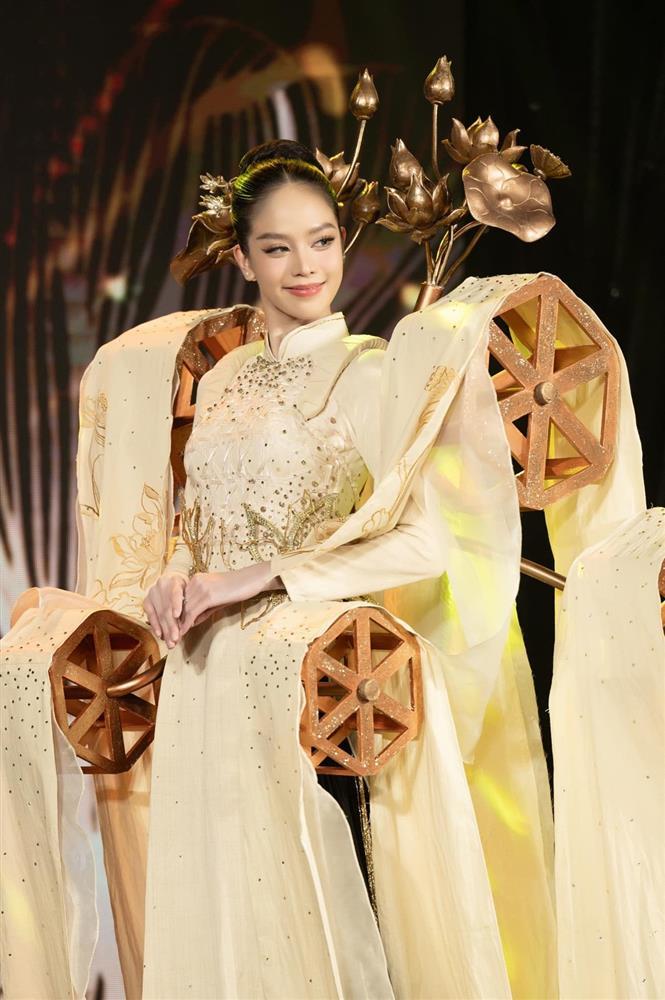 Hoa hậu Thanh Thủy mang khung cửi dệt lụa nặng 5kg diễn Miss International 2024-1