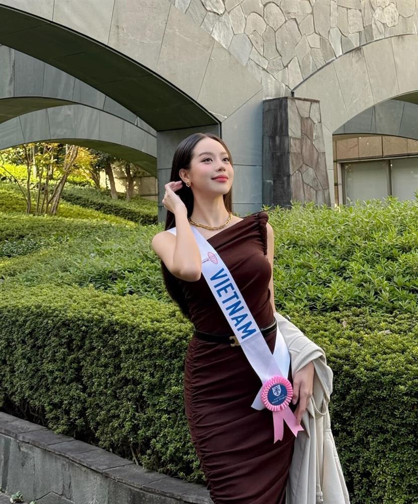 Hoa hậu Thanh Thủy mang khung cửi dệt lụa nặng 5kg diễn Miss International 2024-3