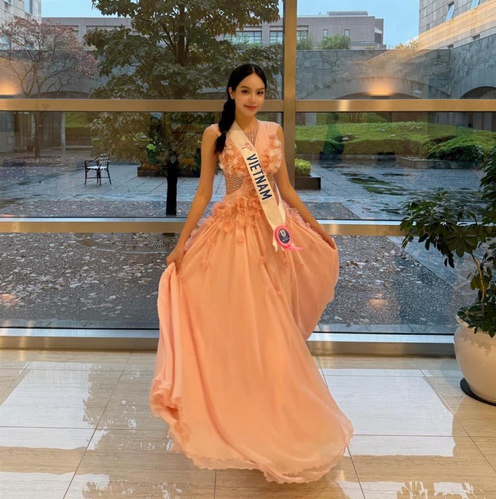 Hoa hậu Thanh Thủy mang khung cửi dệt lụa nặng 5kg diễn Miss International 2024-4