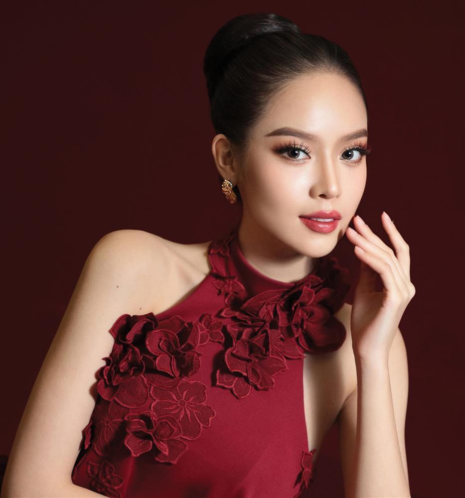 Hoa hậu Thanh Thủy mang khung cửi dệt lụa nặng 5kg diễn Miss International 2024-8