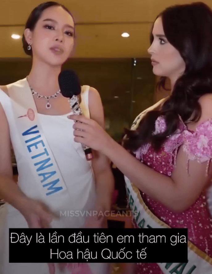 So sánh trình ngoại ngữ của Kỳ Duyên và Thanh Thủy: Người nuốt mic, người né mic-3