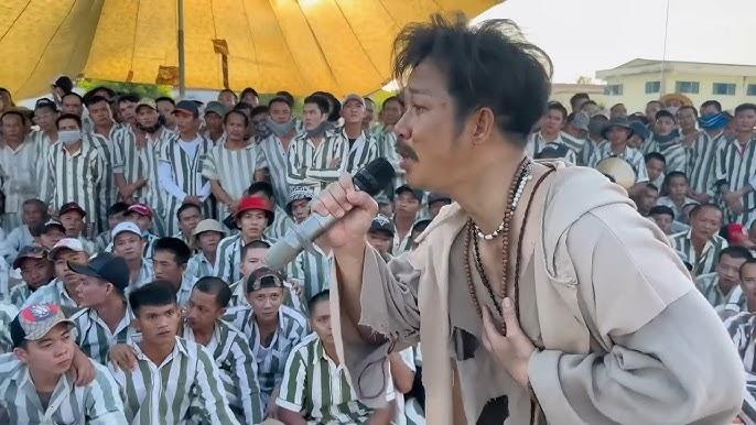 Nam ca sĩ Việt nổi tiếng mặc rách rưới hát ở trại giam: Tôi không chế giễu ai-2