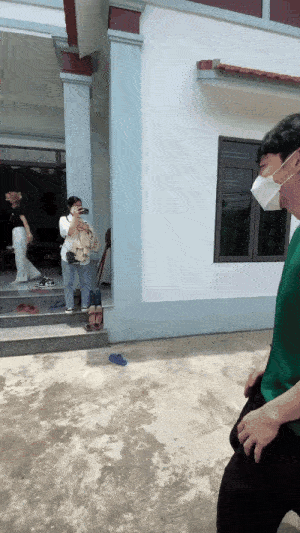 Chàng trai Hàn Quốc quỳ gối trước mẹ vợ Việt ở giữa sân, mối quan hệ 2 năm sau gây tò mò-1