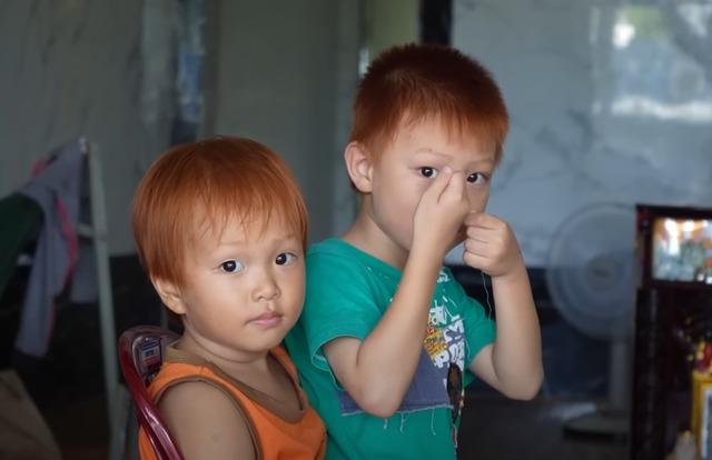 Vợ chồng ở Sóc Trăng tóc đen sinh con tóc đỏ, 4 cháu ngoại lần lượt chào đời với màu tóc bất ngờ-3