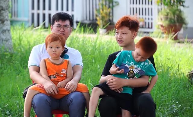 Vợ chồng ở Sóc Trăng tóc đen sinh con tóc đỏ, 4 cháu ngoại lần lượt chào đời với màu tóc bất ngờ-4