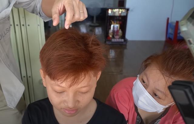 Vợ chồng ở Sóc Trăng tóc đen sinh con tóc đỏ, 4 cháu ngoại lần lượt chào đời với màu tóc bất ngờ-5