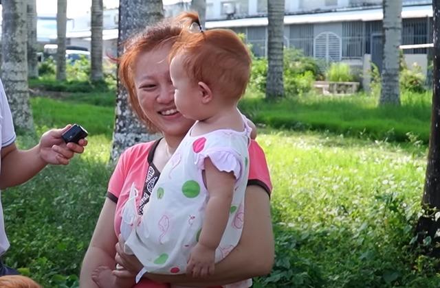 Vợ chồng ở Sóc Trăng tóc đen sinh con tóc đỏ, 4 cháu ngoại lần lượt chào đời với màu tóc bất ngờ-6