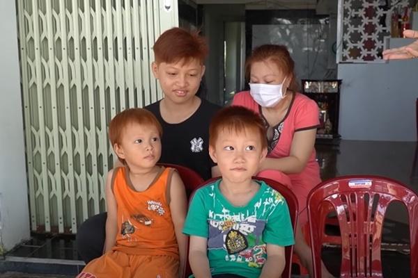 Kỳ lạ ô tô vắt vẻo trên cổng nhà ở Đồng Nai, chủ nhà giải thích mới vỡ lẽ nguyên nhân cảm động-3