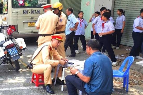 Tài xế chở 28 học sinh đến trường nhưng không có bằng lái