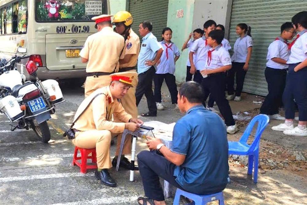 Tài xế chở 28 học sinh đến trường nhưng không có bằng lái-1