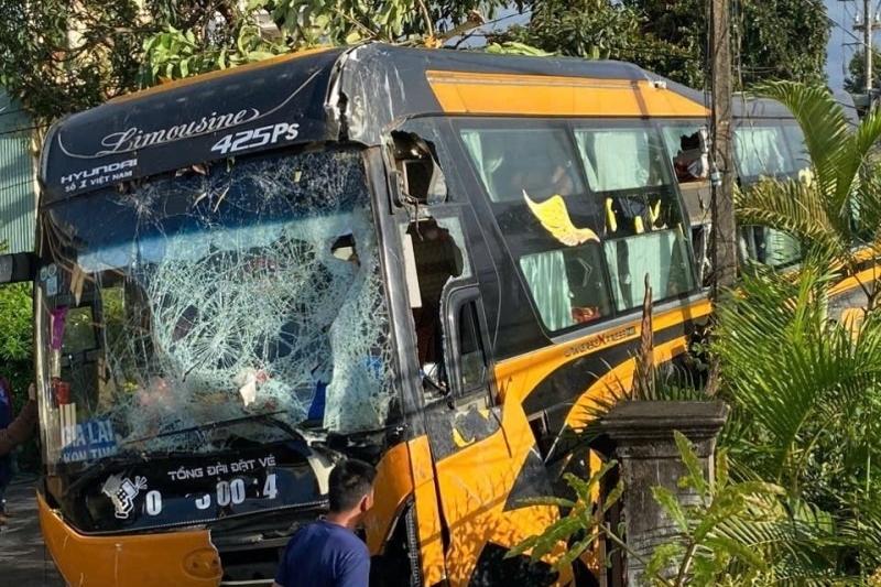 Ô tô mất lái lao vào phòng giao dịch ngân hàng, bảo vệ hốt hoảng tưởng gặp cướp-2