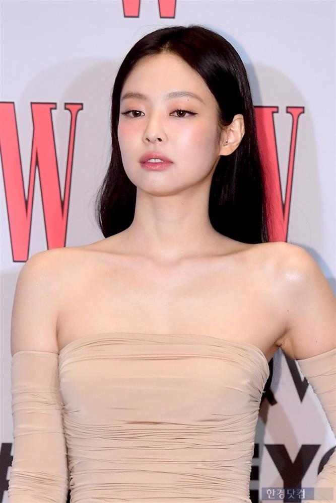 Trang phục dự đám cưới khiến Jennie (BLACKPINK) nhận vô vàn gạch đá-4