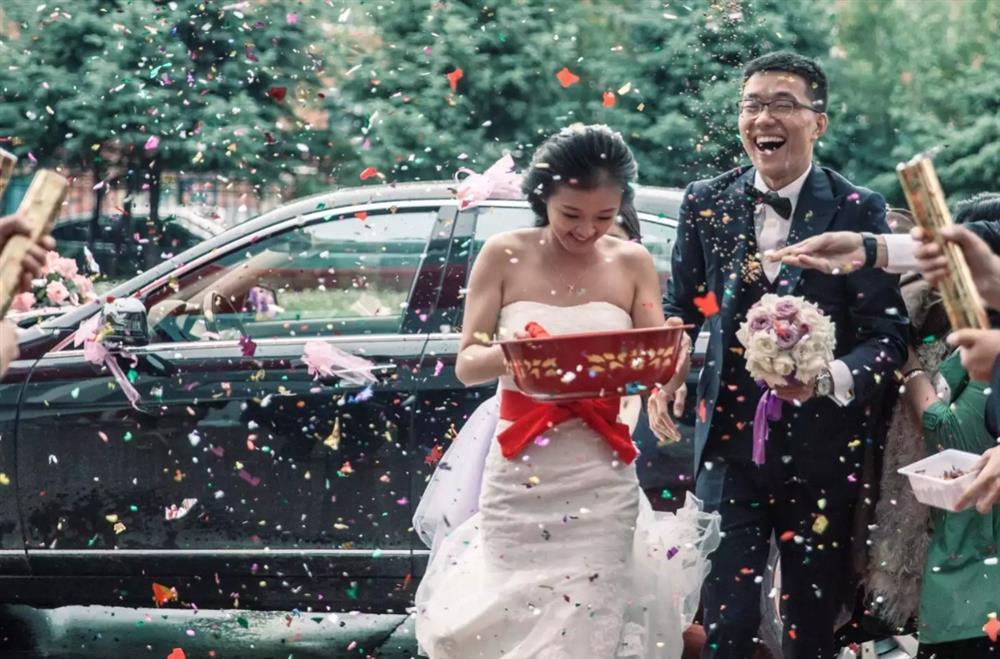 Thành phố ở Trung Quốc thưởng tiền mặt cho phụ nữ kết hôn trước 35 tuổi-1