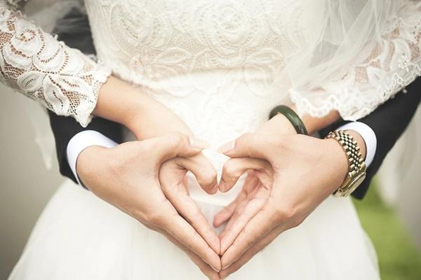 Mỗi lần cho con ăn vợ đều che kín mặt, đến khi biết được nguyên nhân khiến tôi vô cùng phẫn nộ-2