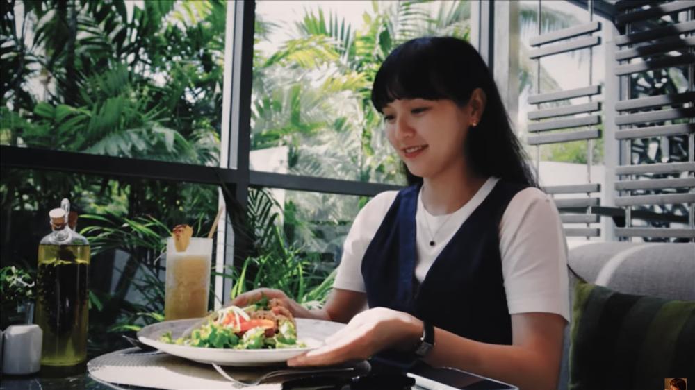 Hải Tú tung vlog đẹp như phim ở Phuket, dân mạng thắc mắc danh tính anh cameraman-5