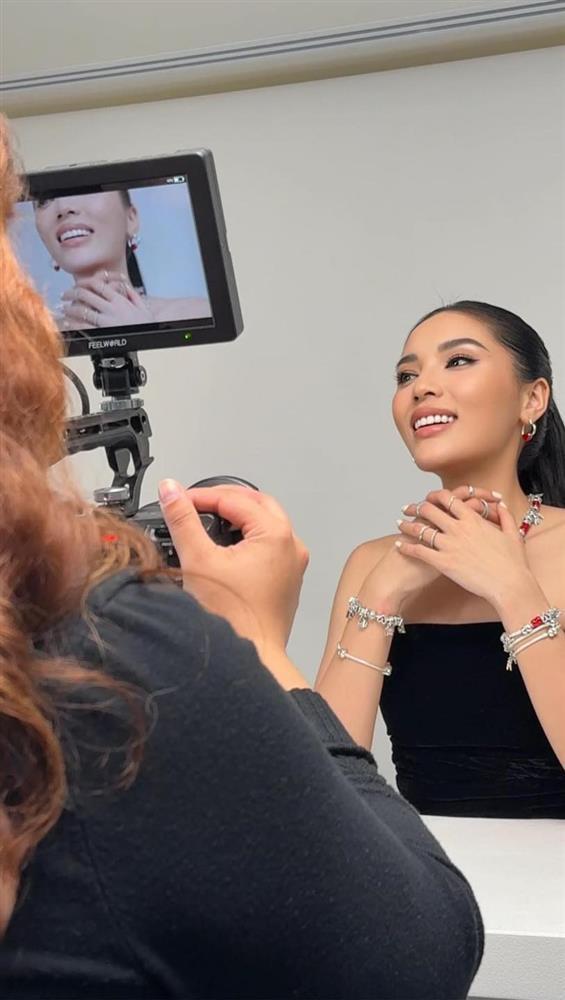 Kỳ Duyên chễm chệ xuất hiện trên trang Miss Universe, cho đối thủ hít khói vì tương tác khủng-3