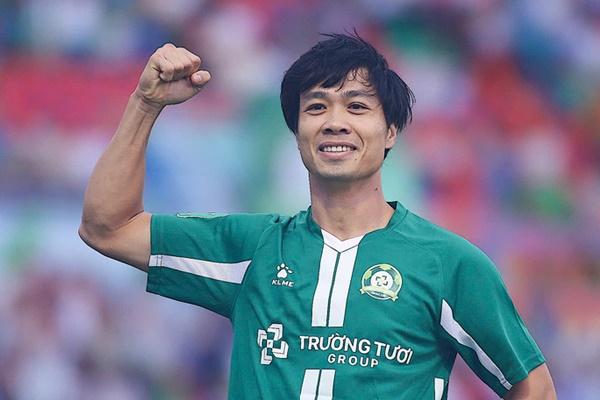 Công Phượng khoe kỹ năng bổ dừa thành thạo, bình thản giữa ồn ào không được dự AFF Cup-3
