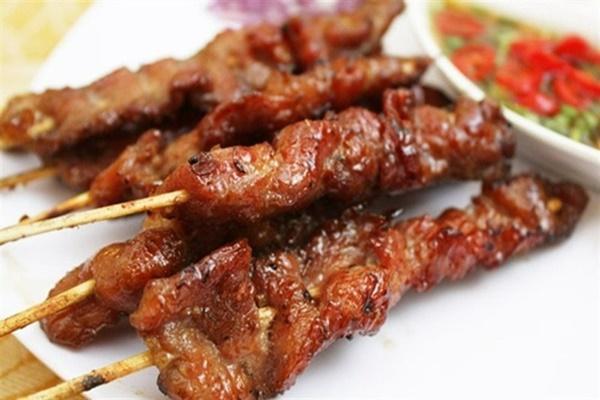 Ba không khi ăn thịt nướng-2