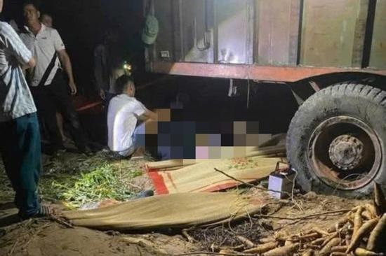 6 người trú mưa dưới gầm máy kéo, 2 người bị cán tử vong ở Đắk Lắk