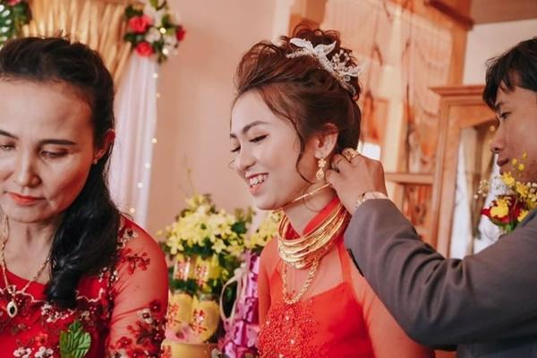 Hàng trăm người bì bõm lội nước dự đám cưới ở rốn lũ Hà Tĩnh-5