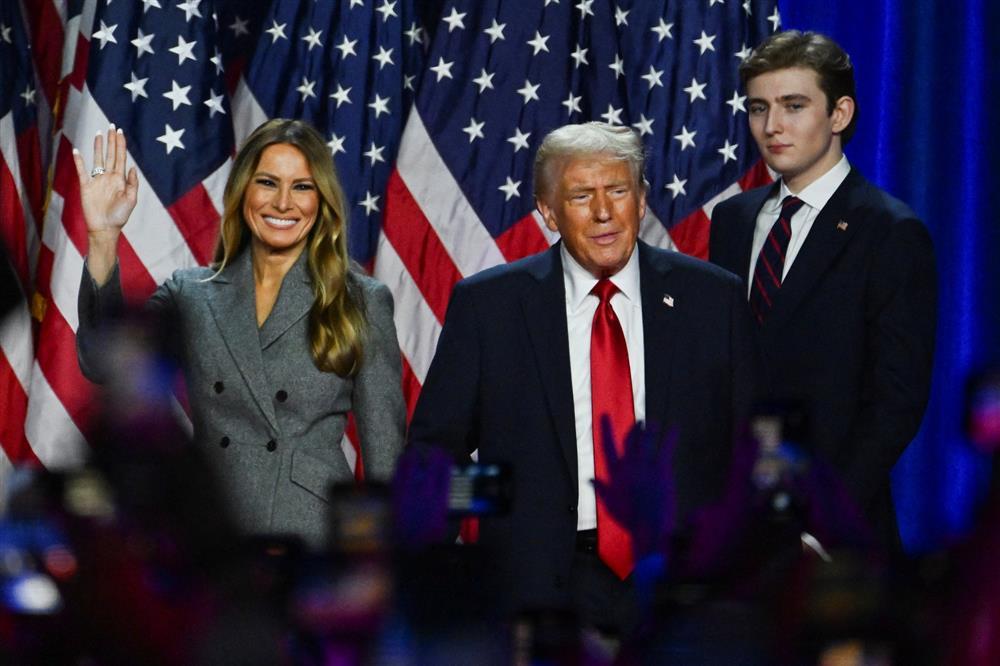 Triệu người ngỡ ngàng trước hình ảnh bóng lưng của cậu út Barron Trump-2