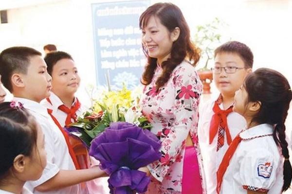 Hội phụ huynh cãi nhau ỏm tỏi chuyện tặng quà hay tiền cho cô giáo ngày 20/11-3