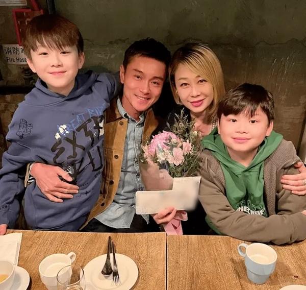 Biến ban công thành phòng ngủ, tối hàng xóm gõ cửa khiến vợ chồng ngượng chín mặt-1