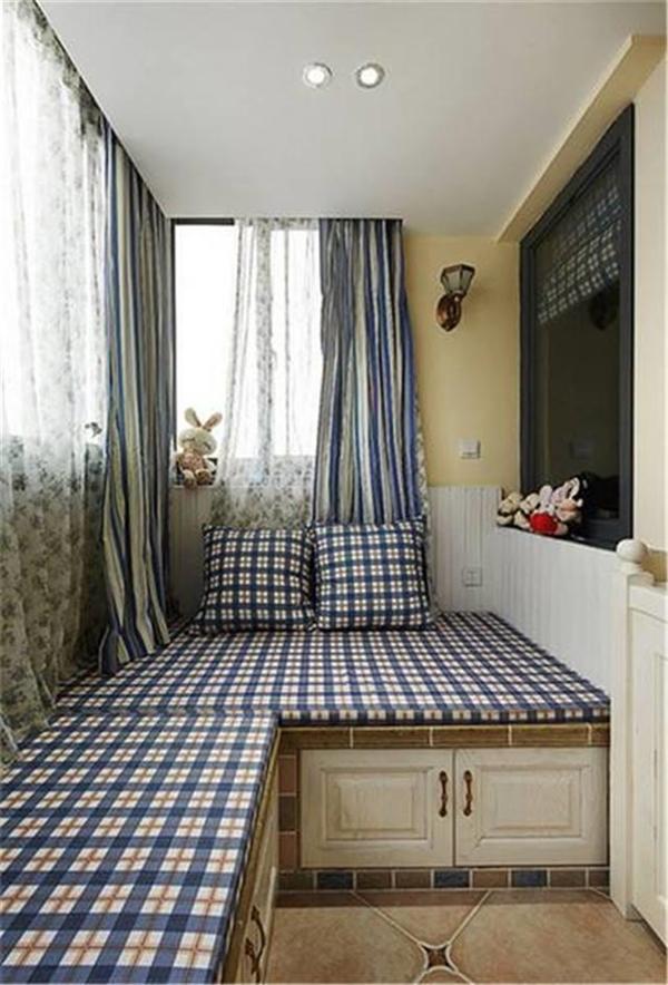 Biến ban công thành phòng ngủ, tối hàng xóm gõ cửa khiến vợ chồng ngượng chín mặt-3