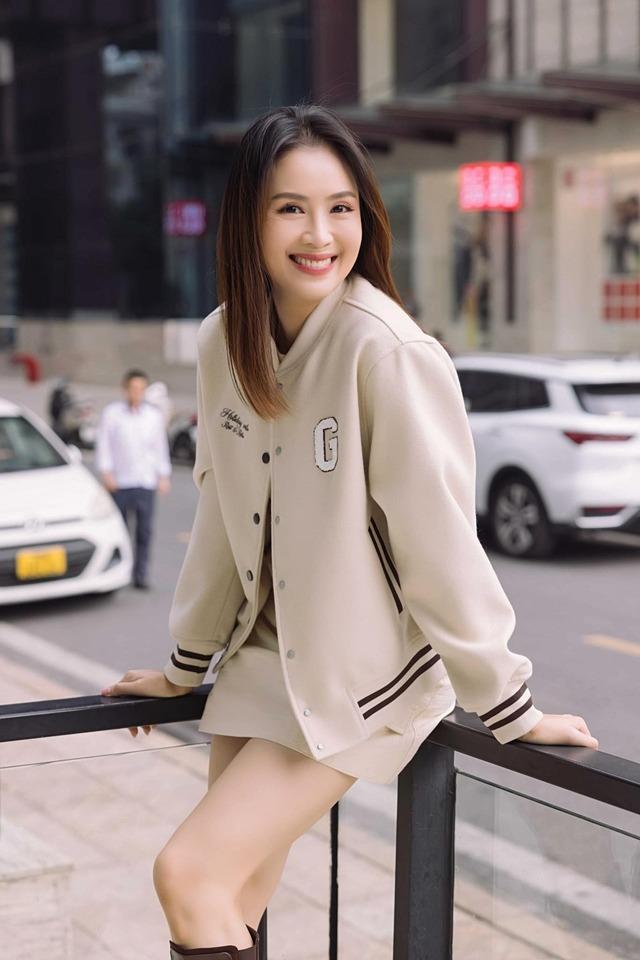 Hồng Diễm hack tuổi với phong cách dạo phố mùa đông-1