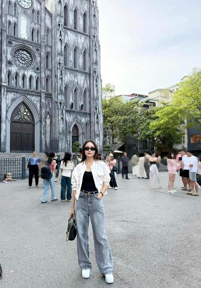 Hồng Diễm hack tuổi với phong cách dạo phố mùa đông-3