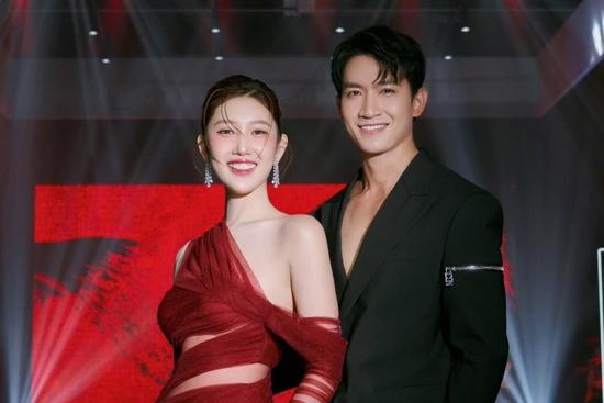 Thúy Ngân và Võ Cảnh lộ bằng chứng 'phim giả tình thật' khiến fan thích thú: Chàng tình tứ tháp tùng nàng đi sự kiện
