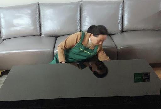 Giúp việc đến làm ngày đầu tiên, chủ nhà mở camera giám sát lên và chứng kiến hành vi lạ-2