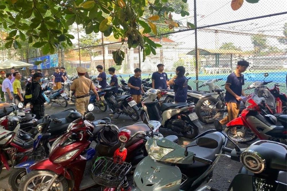 Kiểm tra các bãi xe trường học, CSGT phát hiện nhiều xe máy trên 50cc-2