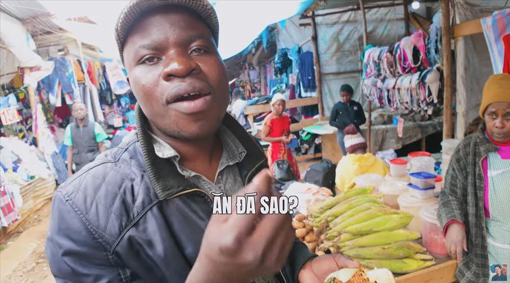 Khoai Lang Thang đi chợ ở châu Phi: Sốc vì cục đá ngoài đường được bán để ăn, cách nấu nướng gây lạnh sống lưng-3