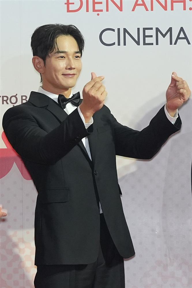 Chải Long Vũ bảnh bao, mỹ nam Penthouse bắn tim ở thảm đỏ LHP Quốc tế Hà Nội 2024-2