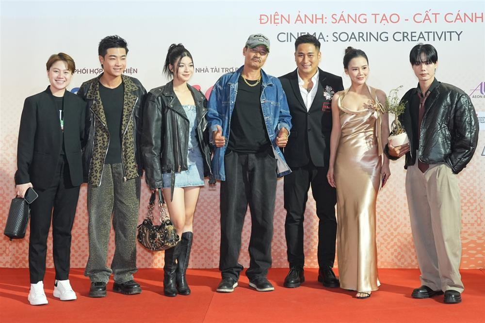 Chải Long Vũ bảnh bao, mỹ nam Penthouse bắn tim ở thảm đỏ LHP Quốc tế Hà Nội 2024-6