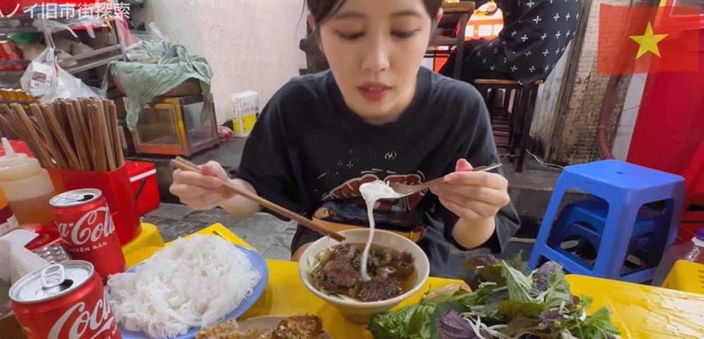 Khách Nhật ăn món nức tiếng Hà Nội, bất ngờ xin lỗi vì phát hiện một điều-2