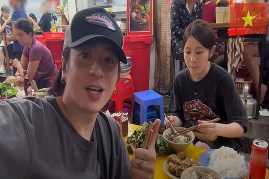 Khách Nhật ăn món nức tiếng Hà Nội, bất ngờ xin lỗi vì phát hiện một điều