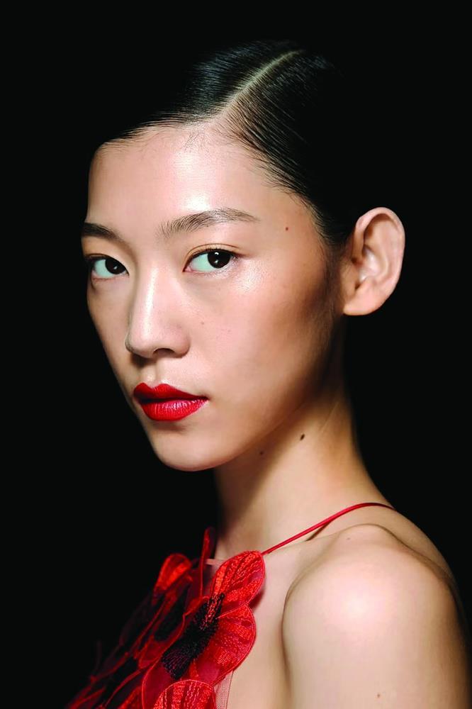 Trang điểm theo phong cách giao hòa cổ điển và hiện đại-3