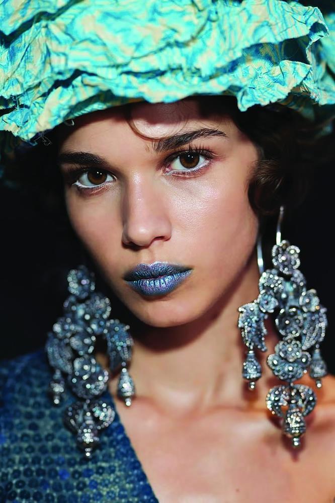 Trang điểm theo phong cách giao hòa cổ điển và hiện đại-4